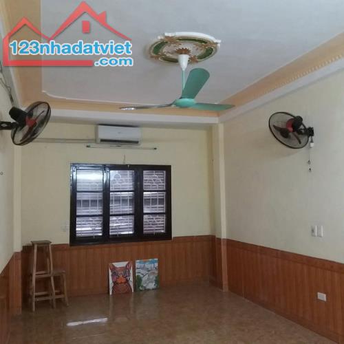 Cho thuê nhà ngõ 205 Bùi Xương Trạch 4 tầng, 50m2, 4 ngủ, ô tô vào nhà 14 Triệu - 2