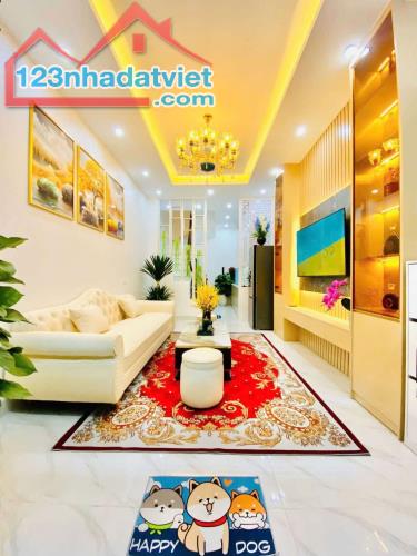 Tuyệt tác phân lô Hoàng Quốc Việt - Ô tô đỗ cửa - 41 m2 - kinh doanh