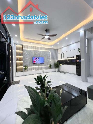 Đẳng cấp! Phân lô Hoàng Quốc Việt, ô tô đỗ cửa, full nội thất mới, 41m*4T