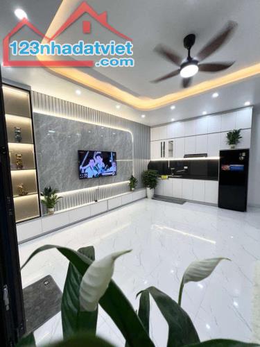 Đẳng cấp! Phân lô Hoàng Quốc Việt, ô tô đỗ cửa, full nội thất mới, 41m*4T - 2