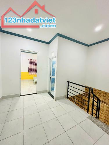 Bán Nhà 42m2, ngay chợ Huỳnh Văn Chính, Q Tân Phú, gía 4t2 - 3