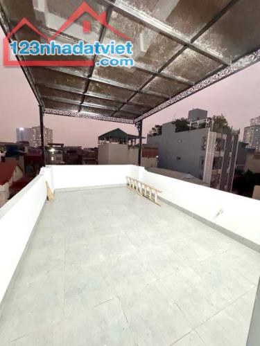 Căn nhà Hoàng Mai cần bán, ô tô qua nhà , 30m2, 7 tỷ