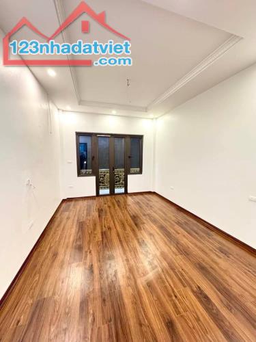 Căn nhà Hoàng Mai cần bán, ô tô qua nhà , 30m2, 7 tỷ - 1
