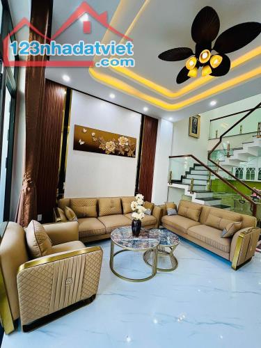 Chính chủ bán nhà mới 3 tầng mặt tiền Lê Văn Sĩ gần biển Nguyễn Tất Thành - 1