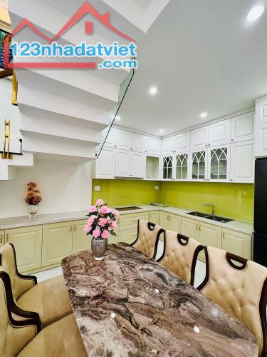 Chính chủ bán nhà mới 3 tầng mặt tiền Lê Văn Sĩ gần biển Nguyễn Tất Thành - 2