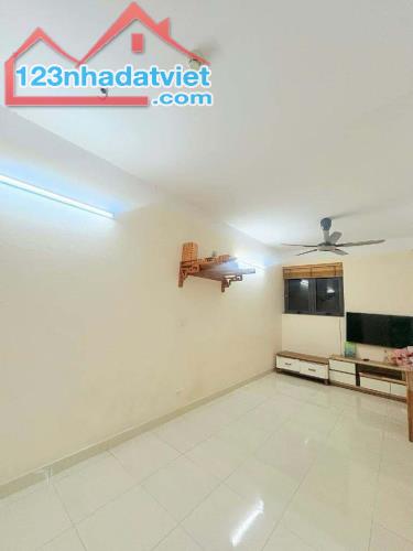 Nhà đẹp Đê La Thành 21m2 x 4 tầng, mt 3.5m2, 3 ngủ, ngõ thông kinh doanh, lô góc 2 thoáng.