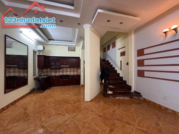 Bán nhà Lạc Long Quân – Nghĩa Đô – Cầu Giấy 46m2 – MT7,3m – 5 Tầng – 10,8 tỷ .