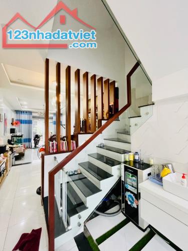 BÁN NHÀ TRƯƠNG THỊ HOA-QUẬN 12- 75M2, 3 TẦNG HẺM XE HƠI CHỈ 5 TỶ - 2