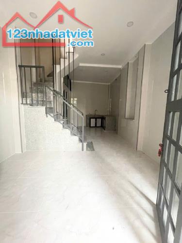 Kế CV Lê Thị Riêng, 20m ra hẻm xe hơi, 30m2, 3 tầng, Chỉ 4,3 Tỷ TL