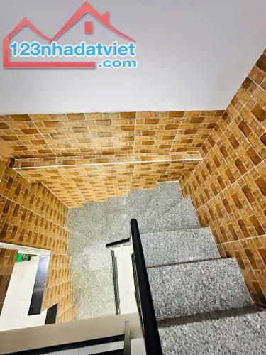 BÁN NHÀ 2 TẦNG - CĂN GÓC THOÁNG MÁT - NGAY CHỢ HUỲNH VĂN CHÍNH - 40M2 - 3