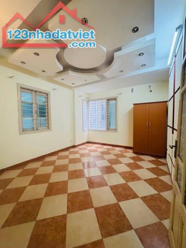 Nhỉnh 10 tỷ - Bán nhà Lạc Long Quân - D.tích 46m2 - Mặt tiền 7m - Lô góc 3 thoáng - Ngõ Ba - 3