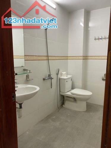 NHÀ tầng 2 ô tô đỗ cửa điều hoá nóng lạnh đủ đồ ở ngay - 1
