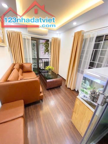 Bán Nhà Ngõ 5 Hoàng Quốc Việt 12/15m2 x 5 tầng, nhà mới kính koong full nội thất, Khách