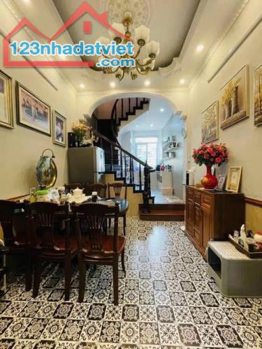 Cho thuê nhà nguyên căn ngõ 15 Phương Mai ở gia đình, 5 tầng, 40m2, 5 ngủ