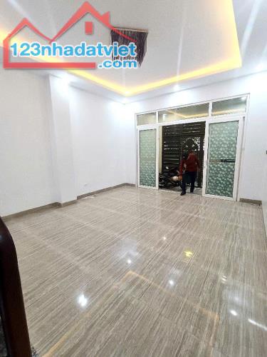 Nhỉnh 9 tỷ bán nhà Lạc Long Quân - Diện tích 42,5m2 - Mặt tiền 4,5m - Có bãi để xe ngay nh - 1