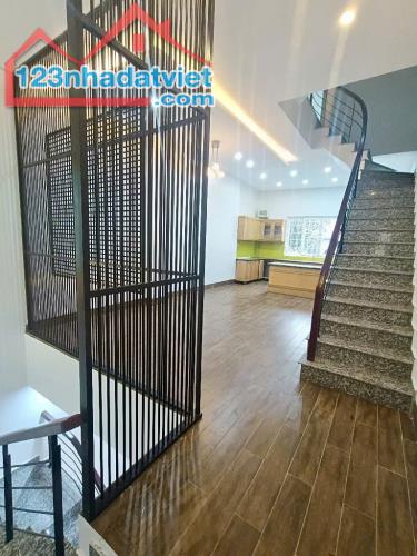 Nhỉnh 9 tỷ bán nhà Lạc Long Quân - Diện tích 42,5m2 - Mặt tiền 4,5m - Có bãi để xe ngay nh - 2