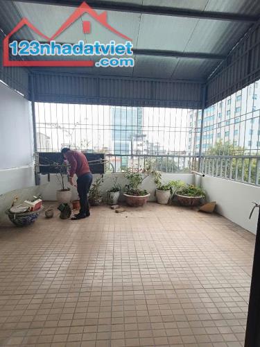 Nhỉnh 9 tỷ bán nhà Lạc Long Quân - Diện tích 42,5m2 - Mặt tiền 4,5m - Có bãi để xe ngay nh - 4