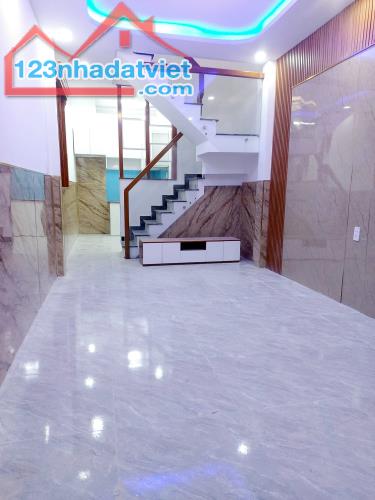 Kẹt tiền bán gấp! Nhà 48m2 Giá 2 tỷ 068, gần công viên Tầm Vu, Bình Thạnh. Hẻm oto, thông