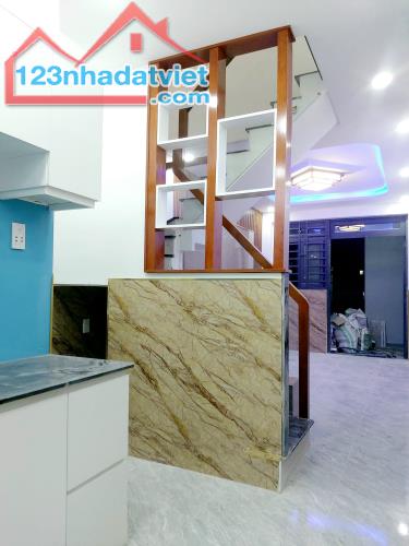 Kẹt tiền bán gấp! Nhà 48m2 Giá 2 tỷ 068, gần công viên Tầm Vu, Bình Thạnh. Hẻm oto, thông - 2