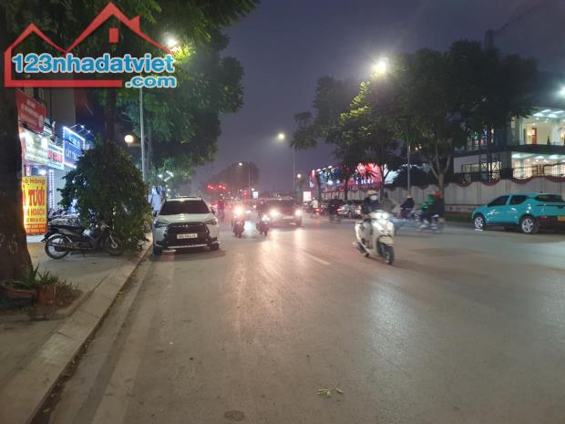 Giảm hẳn 800tr cần bán nhà gần ĐH Y Hà Nội 80m2 phân lô ô tô đỗ cửa thoáng chỉ 16 tỷ - 1