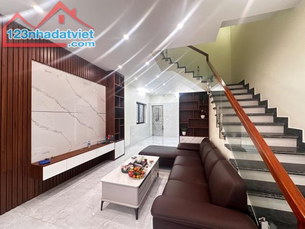 Bán nhà 3 Tầng Ngõ 9 Nguyễn Văn Cừ,P.Hồng Hải. DT:52.5m2,MT:5m Ô Góc !!!