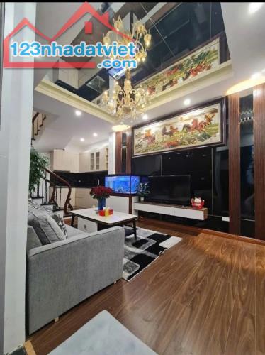 Có 102 Kim Ngưu, Hai Bà Trưng. Tài chính 5 tỷ * 30m² 4 tầng,