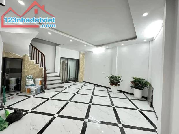 Bán nhà Định Công Hạ, Hoàng Mai, 42m2, 5 tầng, thang máy, lô góc, MT 4.8m, 9.6 tỷ