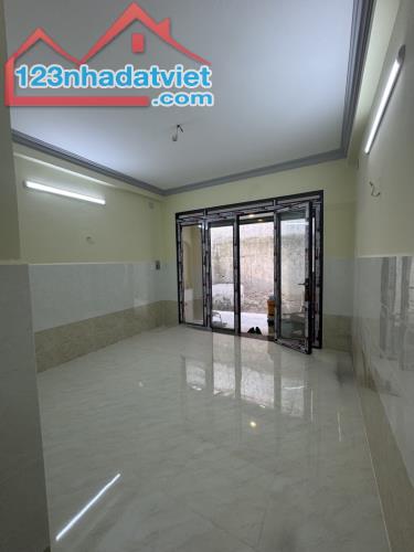 Bán nhà chiến lược 27m2 - kế bên  aeon mall bình tân - nhà 2 tầng -3pn . 3.1Tỷ - 1