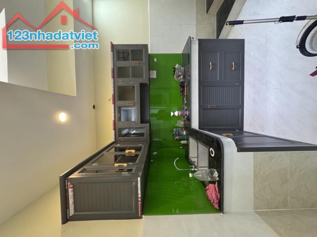Bán nhà chiến lược 27m2 - kế bên  aeon mall bình tân - nhà 2 tầng -3pn . 3.1Tỷ - 2