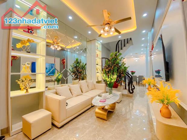 Bán nhà phố 8/3, Hai Bà Trưng 30m, 4 tầng, Giá: 6.28 tỷ. LH: 0937158386