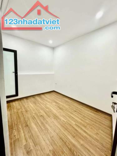 Đê Tô Hoàng 18m2 4 tầng , gần phố . Giá 2,8 tỷ - 3