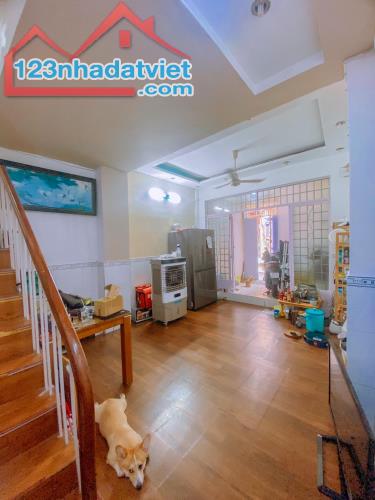 Phú Thọ, P1, Quận 11, 32m2 giá 3.9 tỷ nhà mới vào ở ngay hẻm xe hơi - 2