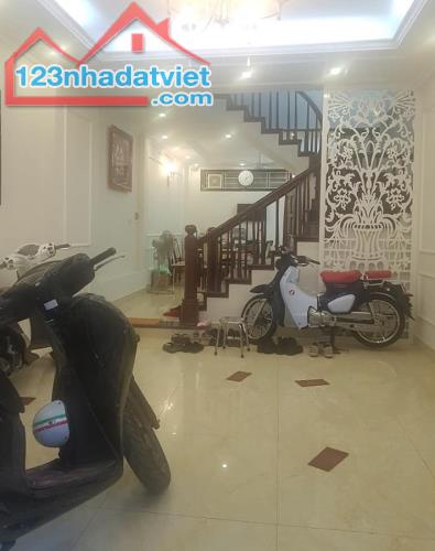 Bán nhà Bùi Xương Trạch, Thanh Xuân, 33m2, 5T, lô góc, ô tô tránh , 5.95 tỷ.
