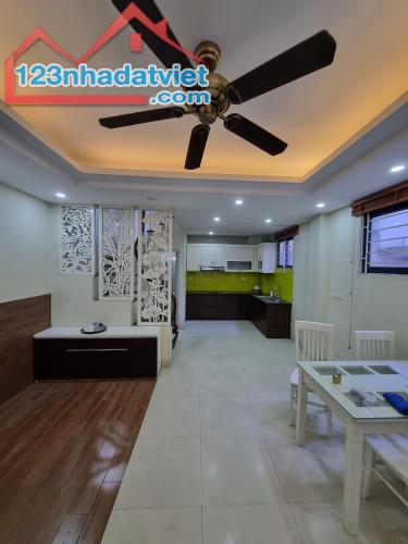 Bán nhà lô góc Lạc Long Quân - Cầu Giấy, 43m2, 5 tầng, vị trí siêu đỉnh, ô tô qua nhà