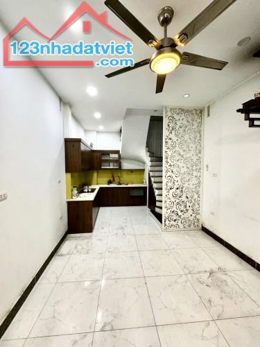 Ngõ 254 Minh Khai 42m2 4 tầng ba gác đỗ cửa .Giá 5,8 tỷ - 2