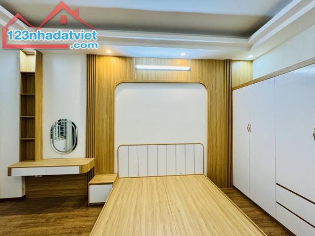 Bán nhà sát vách Mai Anh Tuấn, quận Đống Đa, chỉ 7.99 tỷ, sát hồ, ở cực thích