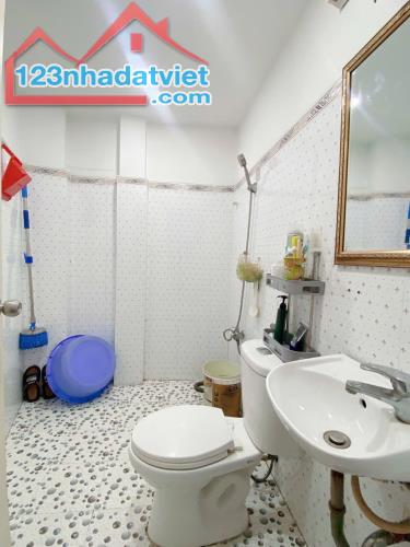 Bán nhà mặt tiền Phan Xích Long,P.16,Q.11,dt: 3,6 x 15 nhà xây 3 lầu 9 Tỷ 6. - 2