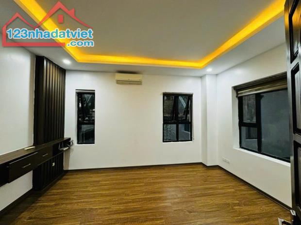 CẦU GIẤY: OTO VÀO NHÀ- MẶT TIỀN RỘNG- NGÕ THÔNG- GẦN CHỢ- LÔ GÓC - 1