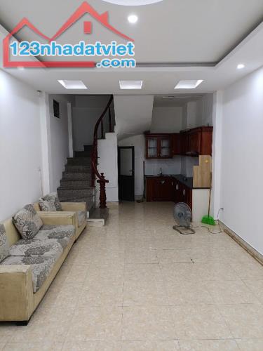 Bán nhà Nguyễn Văn Cừ, Ngọc Lâm, 5 tầng, gần phố, 40m2 ở ngay