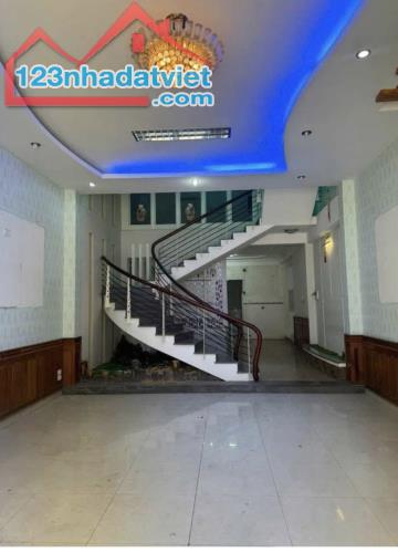 Nhà 3 tầng đường mặt tiền đường Huỳnh Tấn phát . DT:95/280m . Ngang 5m . Giá : 10tỷ650 TL