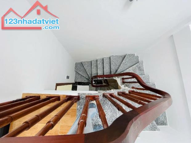 Bán nhà cự khối, 30m2, 5 tầng, Mt 3.5, gần ô tô, nhà mới ở sướng, nhỉnh 4.7 tỷ. +) nhà thu - 2