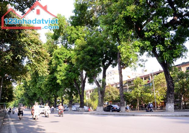 Bán nhà Lạc Long Quân, Tây Hồ, ngõ thông oto 60 m2, 5 tầng, giá chỉ 17 tỷ