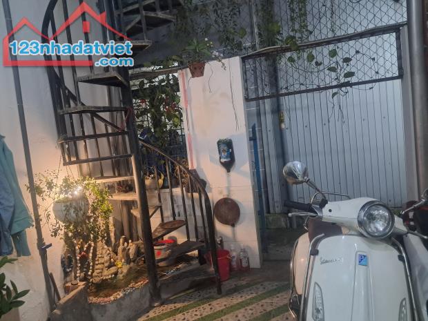 ♣ Kiệt gần Chợ Đống Đa , 40m2, lửng đúc, sạch đẹp, cây xanh mát rượi 2.3x tỷ - 1