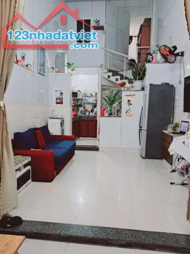 ♣ Kiệt gần Chợ Đống Đa , 40m2, lửng đúc, sạch đẹp, cây xanh mát rượi 2.3x tỷ - 2