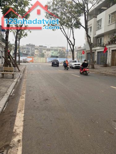 KInh Doanh 70m, MT 4,5m, Đông Nam, Đường Vỉa hè 20m, Giá 17.8 Tỷ. LH: Hoàng Trung - 2