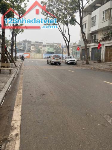 KInh Doanh 70m, MT 4,5m, Đông Nam, Đường Vỉa hè 20m, Giá 17.8 Tỷ. LH: Hoàng Trung - 3