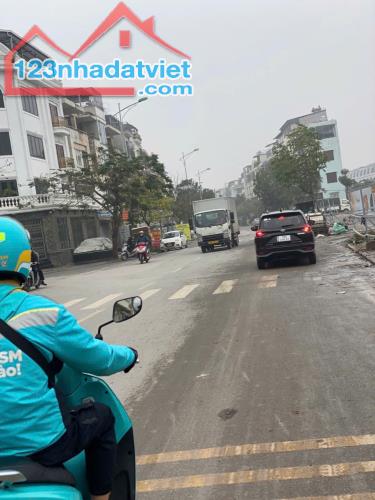 KInh Doanh 70m, MT 4,5m, Đông Nam, Đường Vỉa hè 20m, Giá 17.8 Tỷ. LH: Hoàng Trung - 4