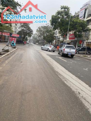 KInh Doanh 70m, MT 4,5m, Đông Nam, Đường Vỉa hè 20m, Giá 17.8 Tỷ. LH: Hoàng Trung - 5