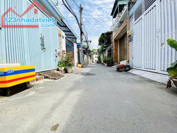 Hiếm, Hẻm xe hơi, khu phân lô, nhà mới ở ngay, 3 tầng, 3 phòng ngủ, Diện tích 64m2 chỉ - 4