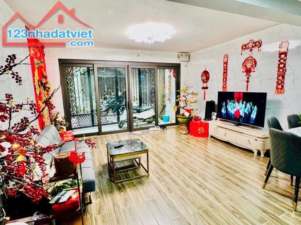 Nhà đẹp ở luôn ở La Thành, Đống Đa diện tích 52m2, 4 tầng, mặt tiền 4.8m, gara oto, Giá - 2